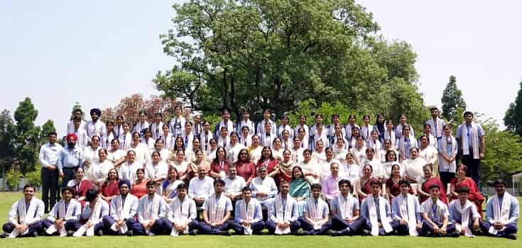 राज्यपाल ने चंडीगढ़ के सरकारी विद्यालयों के प्रतिभाशाली विद्यार्थियों को किया सम्मानित