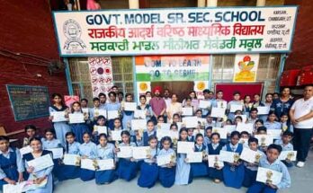 पूर्व मेयर कमलेश बनारसी दास ने बच्चों को किया सम्मानित