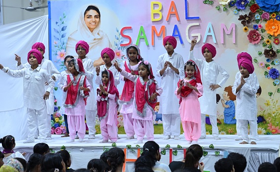 बच्चों को नैतिक शिक्षा के साथ साथ ब्रह्मज्ञान की जानकारी भी जरूरी