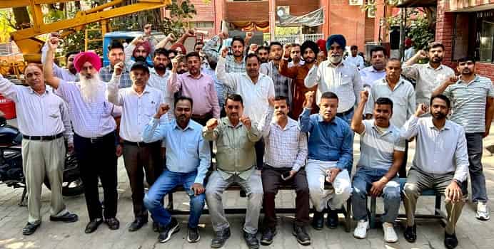 आऊटसोर्स कर्मियों को दिवाली के पहले बोनस की मांग को लेकर अलग-2 विभागों में रैलियां व प्रदर्शन शुरू