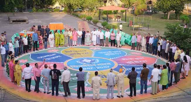सेवा के रंग: रंगोली के माध्यम से प्रदर्शित हुए प्रधानमंत्री नरेंद्र मोदी के 25 वर्षों के जनसेवा कार्य